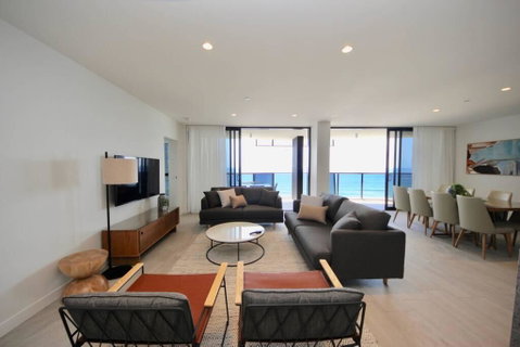 Broadbeach New Luxury Vue #17 Beach Views - Accommodation Gladstone 1