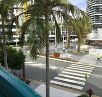 Broadbeach Private Apt with CHA - Accommodation Gladstone