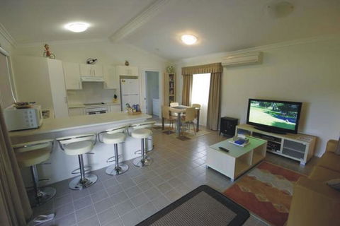 Broke Village Hideaway - Accommodation Gladstone 3