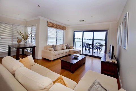 Brookwater- Waterfront On Lake Mulwala - Accommodation Gladstone 1