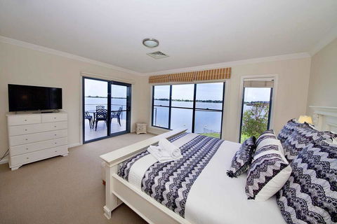 Brookwater- Waterfront On Lake Mulwala - Accommodation Gladstone 0