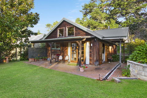 BROWNS COTTAGE - Accommodation Gladstone 0