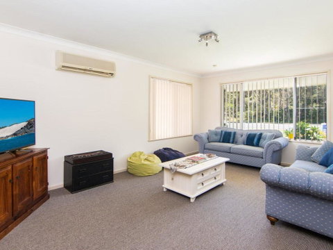 Bubsys Beach House At Pebbly - Accommodation Gladstone 1