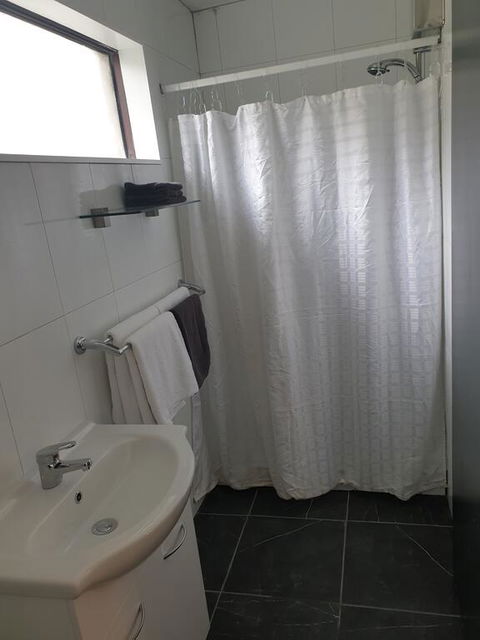 Budget On The Lake - Accommodation Gladstone 3