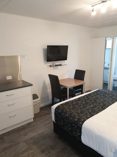 Budget On The Lake - Accommodation Gladstone 0