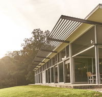 Bundaleer - Architect designed stunning views - Accommodation Gladstone