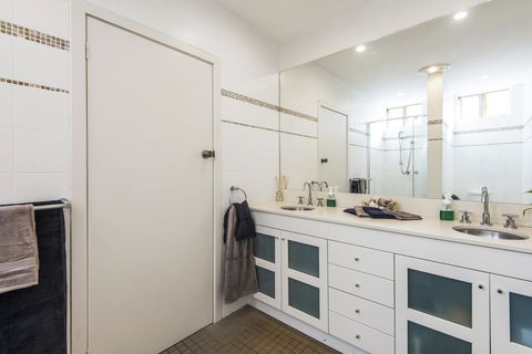 Bungan Beach House - Heated Indoor Pool - Accommodation Gladstone 3