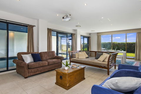 Bungan Beach House - Heated Indoor Pool - Accommodation Gladstone 0