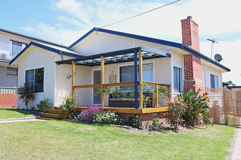 Bungo Beach House - Pet Friendly Home - Accommodation Gladstone 0