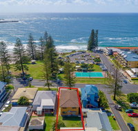Burleigh House Opposite Main Beach - Views Sea Pool Linen and Free WiFi - Accommodation Gladstone