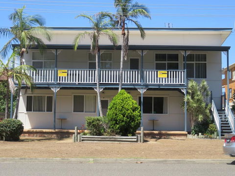 Cabenay 3 - VIEWS ACROSS THE PARK - Accommodation Gladstone 0