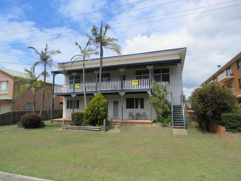 Cabenay 3 - VIEWS ACROSS THE PARK - Accommodation Gladstone 1