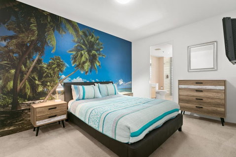 Cairns Waterfront - Harbourlights - Accommodation Gladstone 2