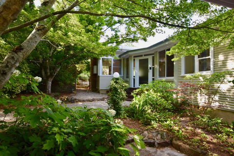 Calamandah House Of Blackheath - Accommodation Gladstone 0