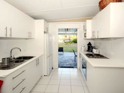 Callala Sun - Modern And Functional - Accommodation Gladstone 2