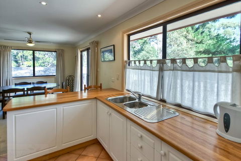 Camelot - Accommodation Gladstone 3