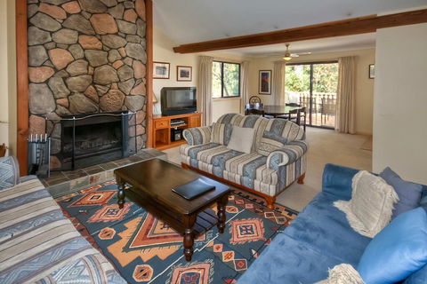 Camelot - Accommodation Gladstone 2