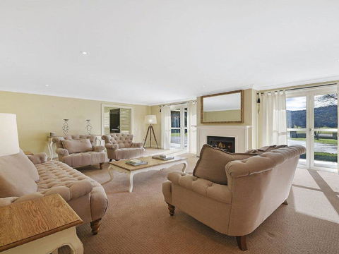 Camelot - Superbly Proportioned And Ideally Located - Accommodation Gladstone 2