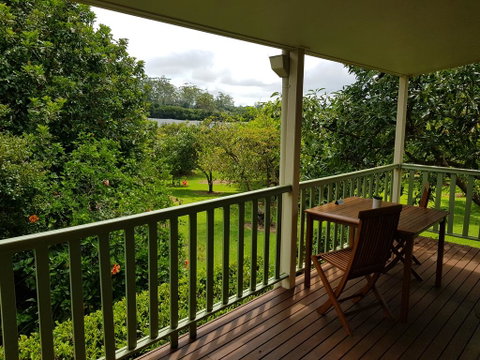 Camelot Cottages - Accommodation Gladstone 1