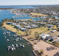 Captains Hideaway - Jetty Berth and Pet Friendly - Accommodation Gladstone
