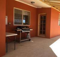 Caretakers Cottage Budget Accommodation - Accommodation Gladstone