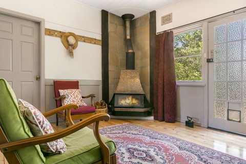 Carinya Cottage - Accommodation Gladstone 0