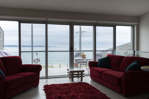 Casey's Beach Retreat - Accommodation Gladstone 0