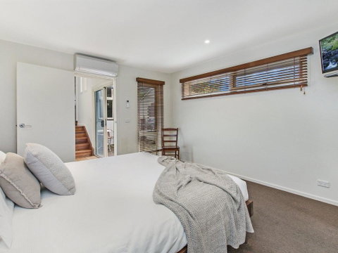 CASTWOOD VILLA No. 1 - Accommodation Gladstone 0