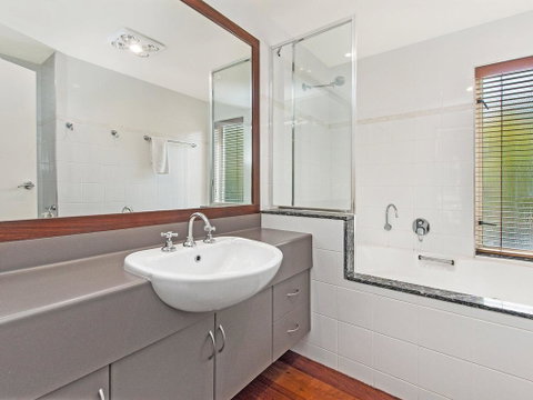 CASTWOOD VILLA No. 1 - Accommodation Gladstone 3