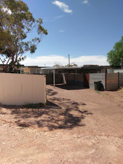 Cave Place Units - Accommodation Gladstone 3