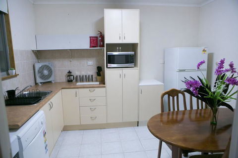 Cave Place Units - Accommodation Gladstone 1
