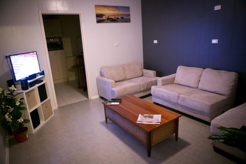 Cave Place Units - Accommodation Gladstone 0