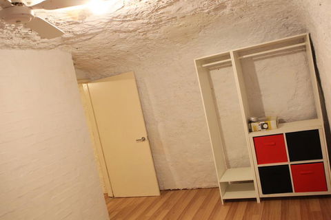 Cave Place Units - Accommodation Gladstone 2