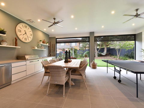 Caves Luxury Beachside Escape - Literally Across The Road From Surf Club - Accommodation Gladstone 2