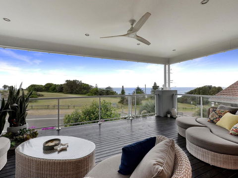 Caves Luxury Beachside Escape - Literally Across The Road From Surf Club - Accommodation Gladstone 0
