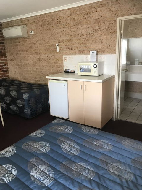 Cedar Lodge Motel - Accommodation Gladstone 3