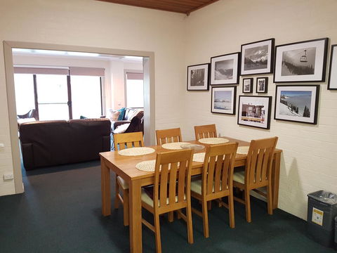 Cedarwood Apartments - Accommodation Gladstone 0