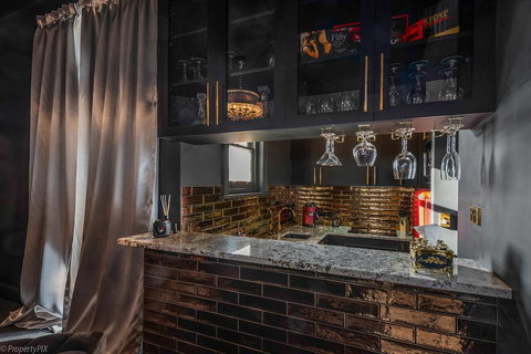 Celestial Suite - Accommodation Gladstone 1