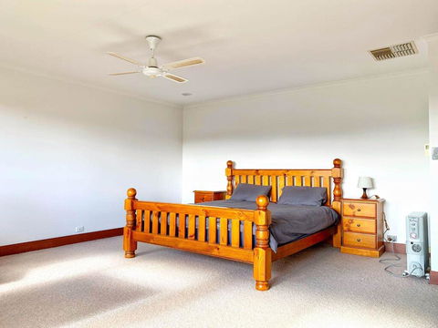 Cellar House - Accommodation Gladstone 1