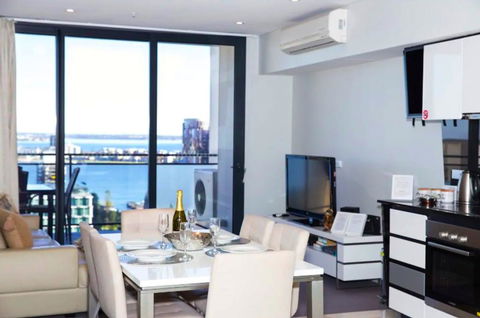 CENTRAL CBD EXEC STUNNING VIEW WIFI NETFLIX WINE - Accommodation Gladstone 1