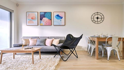 Central Garden City Apt - Mobile Hotspot & WiFi - - Accommodation Gladstone 2