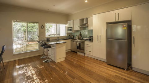 Championship Golf Course On Your Back Door - Accommodation Gladstone 3