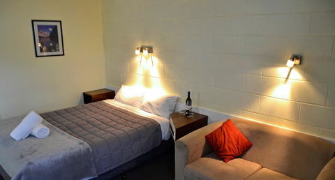 Charles Sturt Motor Inn - Accommodation Gladstone 0