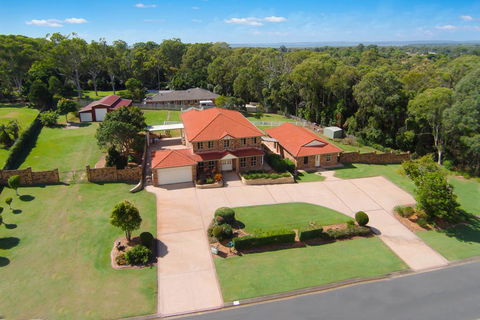 Charming Brisbane Acreage Pool - Accommodation Gladstone 1