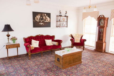 Charming Brisbane Acreage Pool - Accommodation Gladstone 3