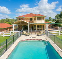 Charming Brisbane Acreage Pool - Accommodation Gladstone