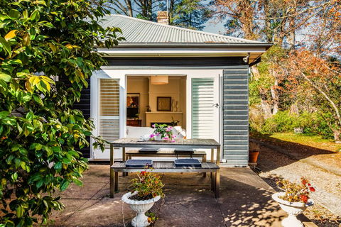 Charming Mountain Cottage - Accommodation Gladstone 0