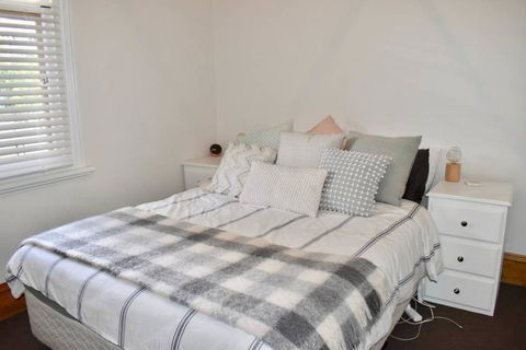 Charming Terrace House On Tree Lined Street - Accommodation Gladstone 2