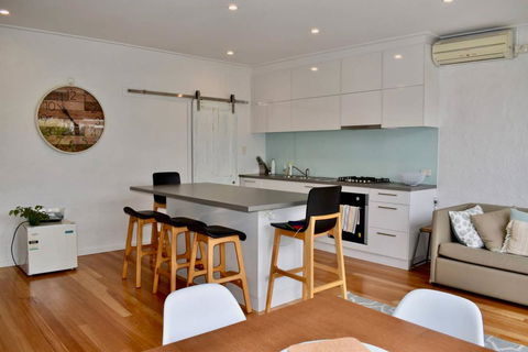 Charming Terrace House On Tree Lined Street - Accommodation Gladstone 1