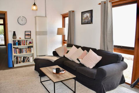 Charming Terrace House On Tree Lined Street - Accommodation Gladstone 0
